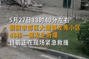 ?表情亮了！詹姆斯观战布朗尼比赛 球迷震惊老詹竟坐自己身旁